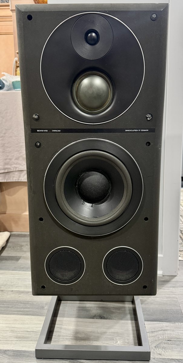 Enceinte Bang & Olufsen Beovox M150 sur pied