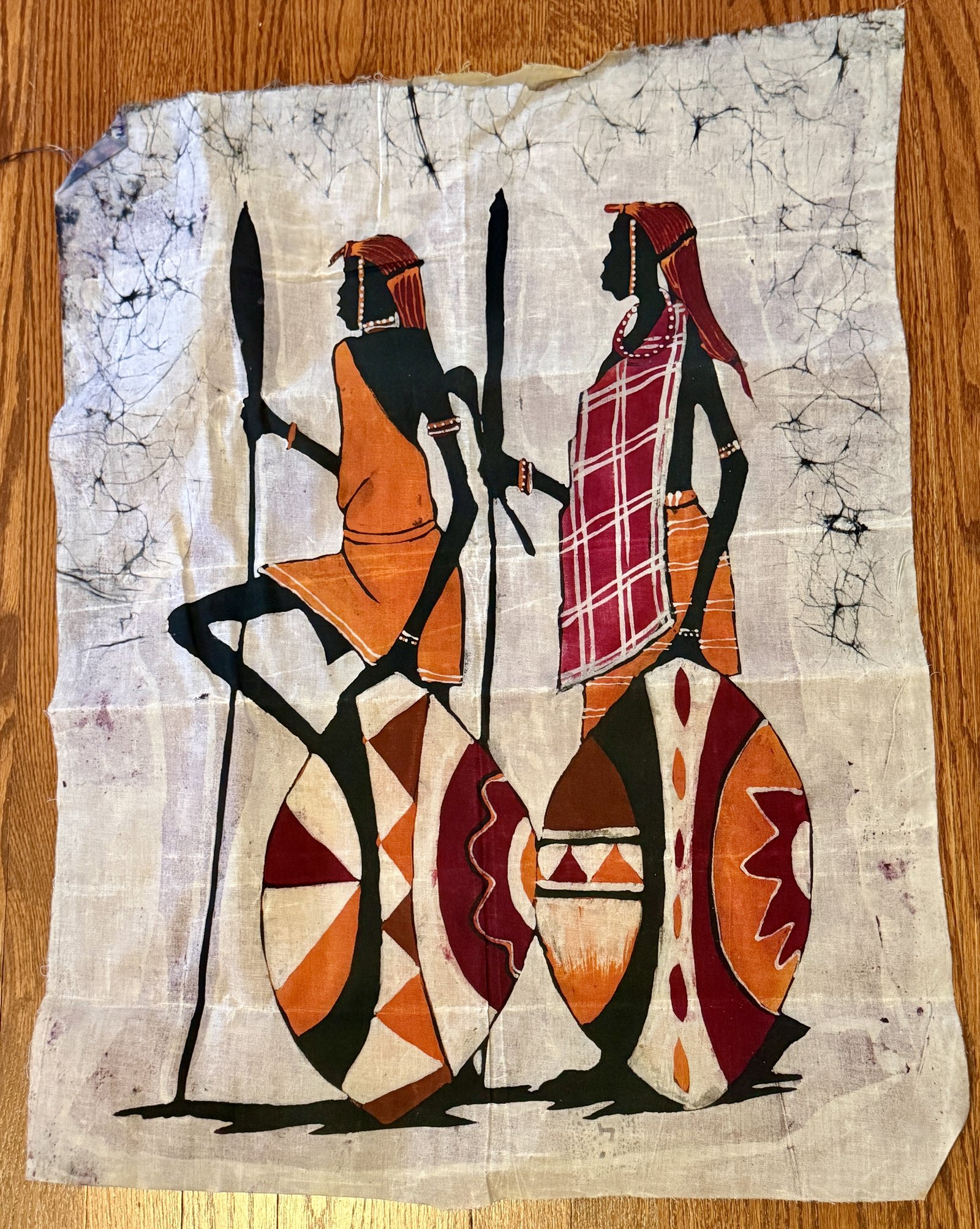 Batik africain, deux guerriers maasai avec lances et boucliers peints, fond craquelé
