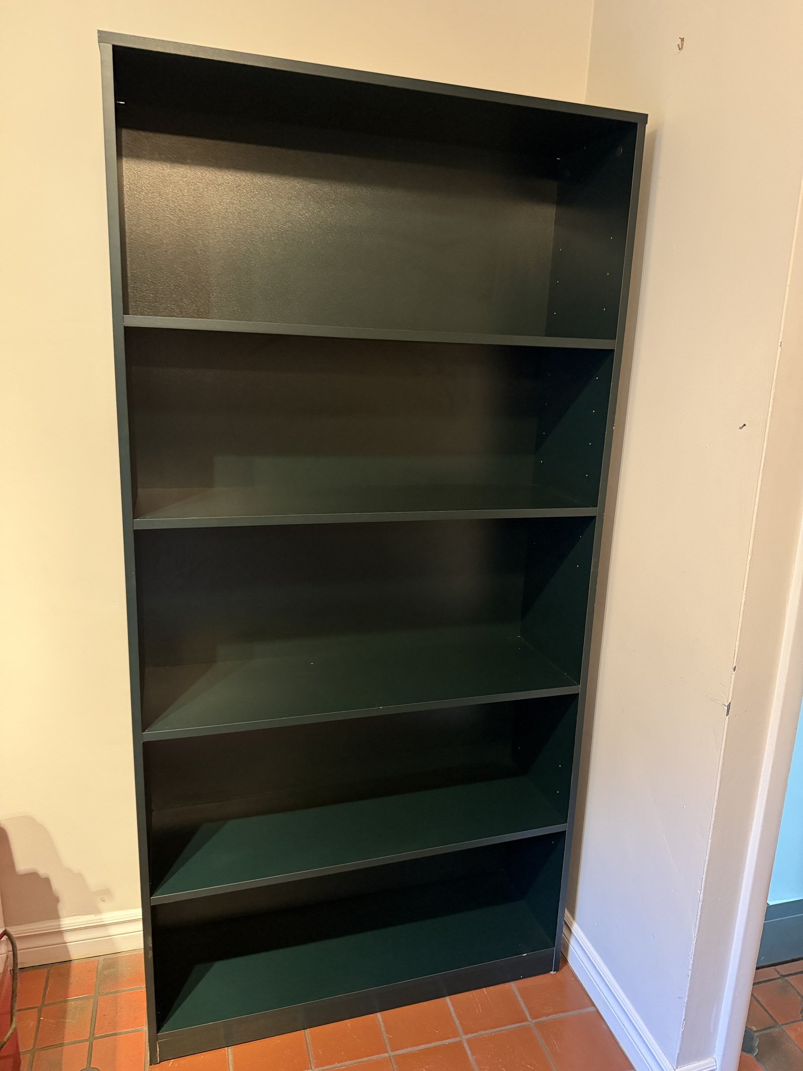 Bibliothèque verte vidée, quatre tablettes