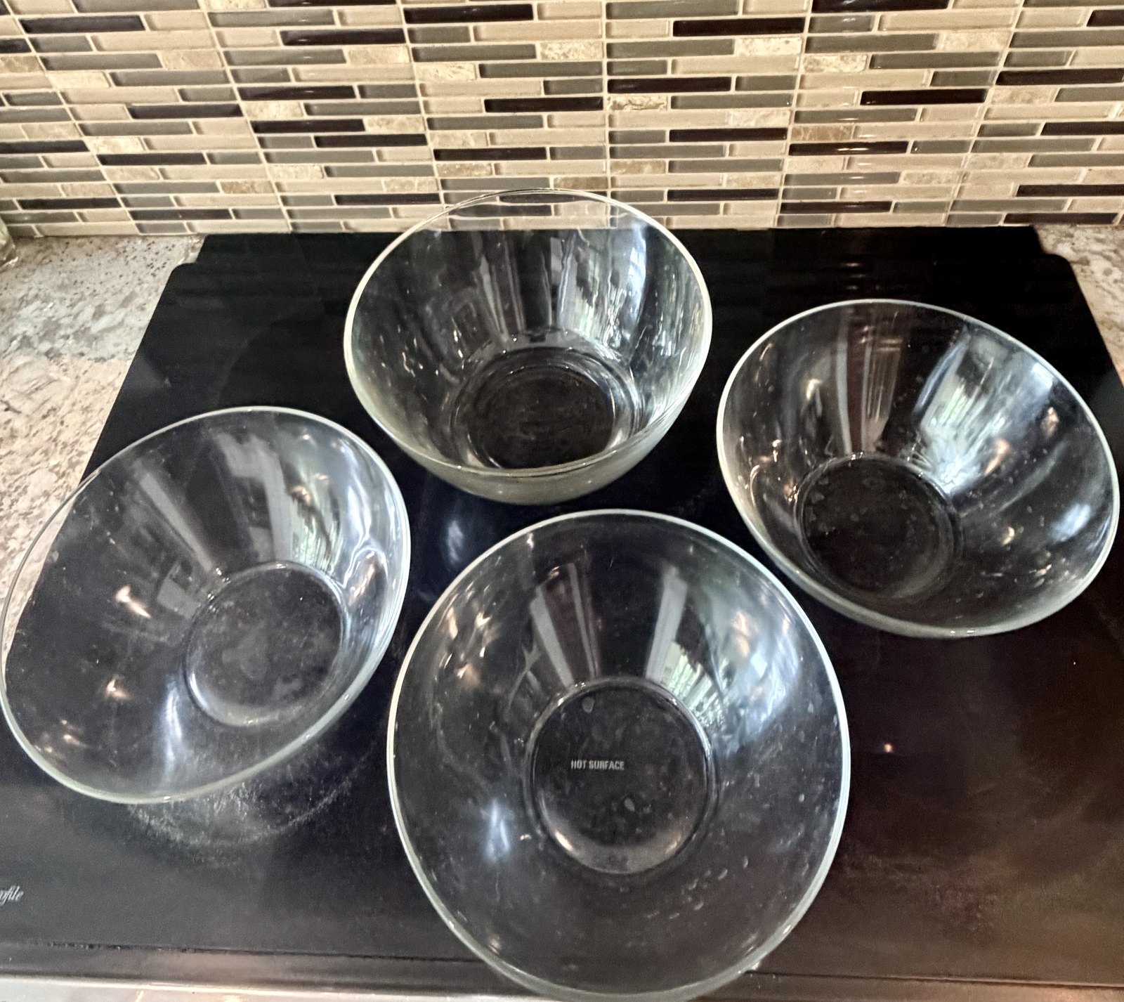 Quatre bols en verre transparent alignés