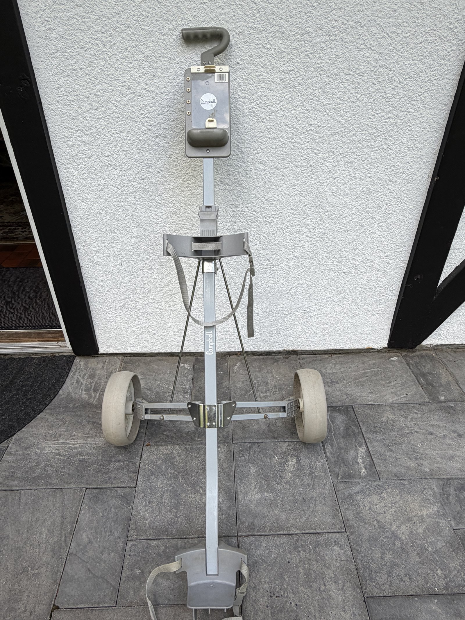 Chariot de golf Campbell déplié, vu de face avec ses deux roues et son repose-sac