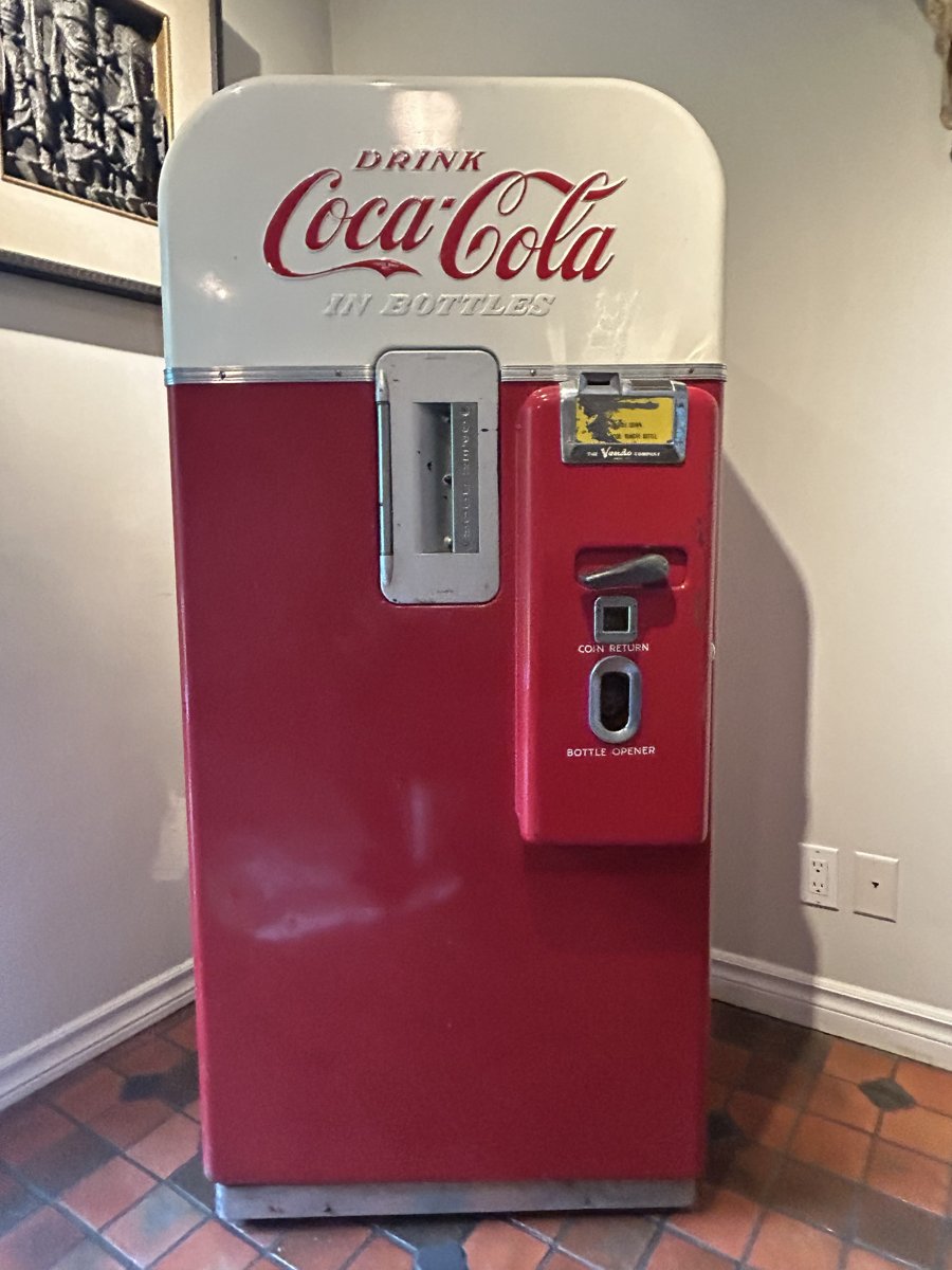Distributrice Coca-Cola vintage rouge et blanche, vers 1953