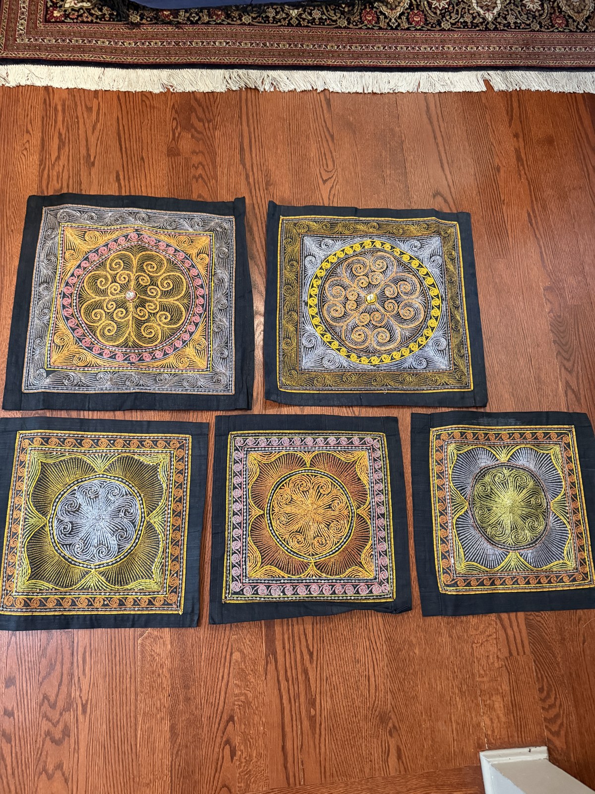 Lot de housses de coussin à médaillons brodés or et argent