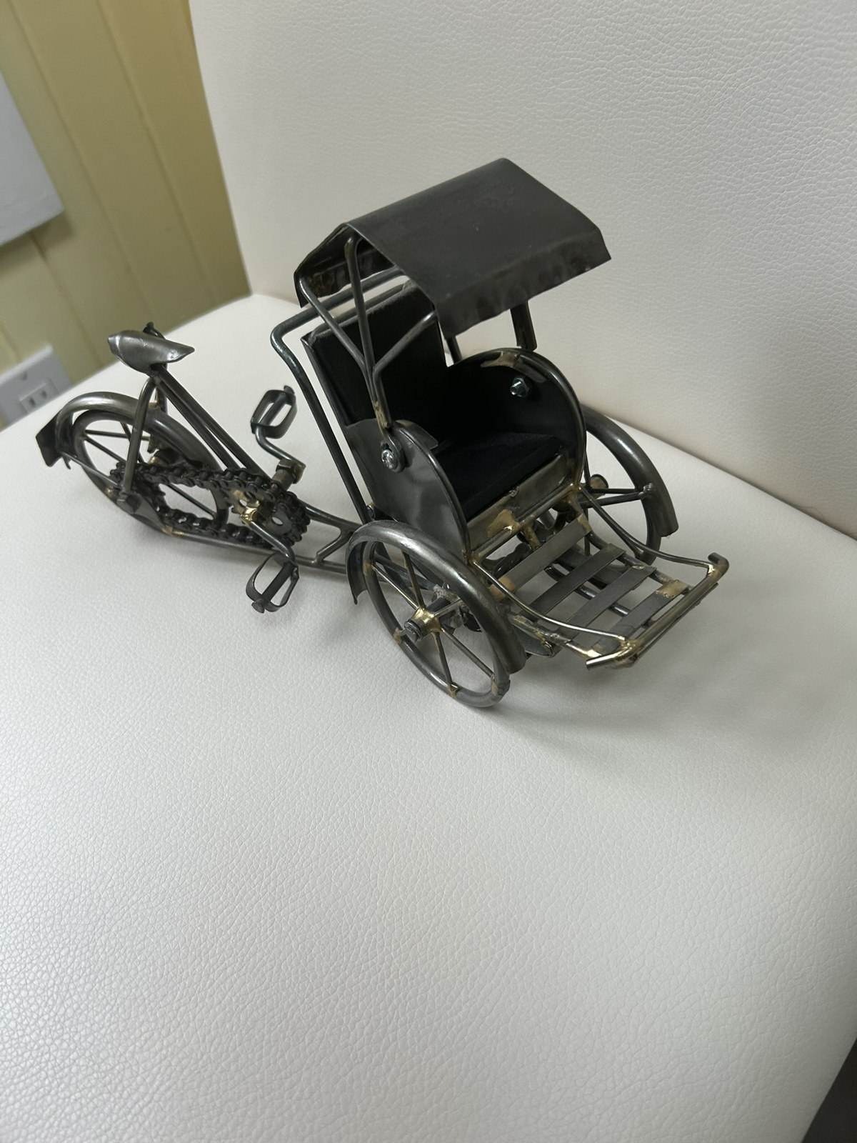 Cyclo-pousse miniature en métal, fait à la main