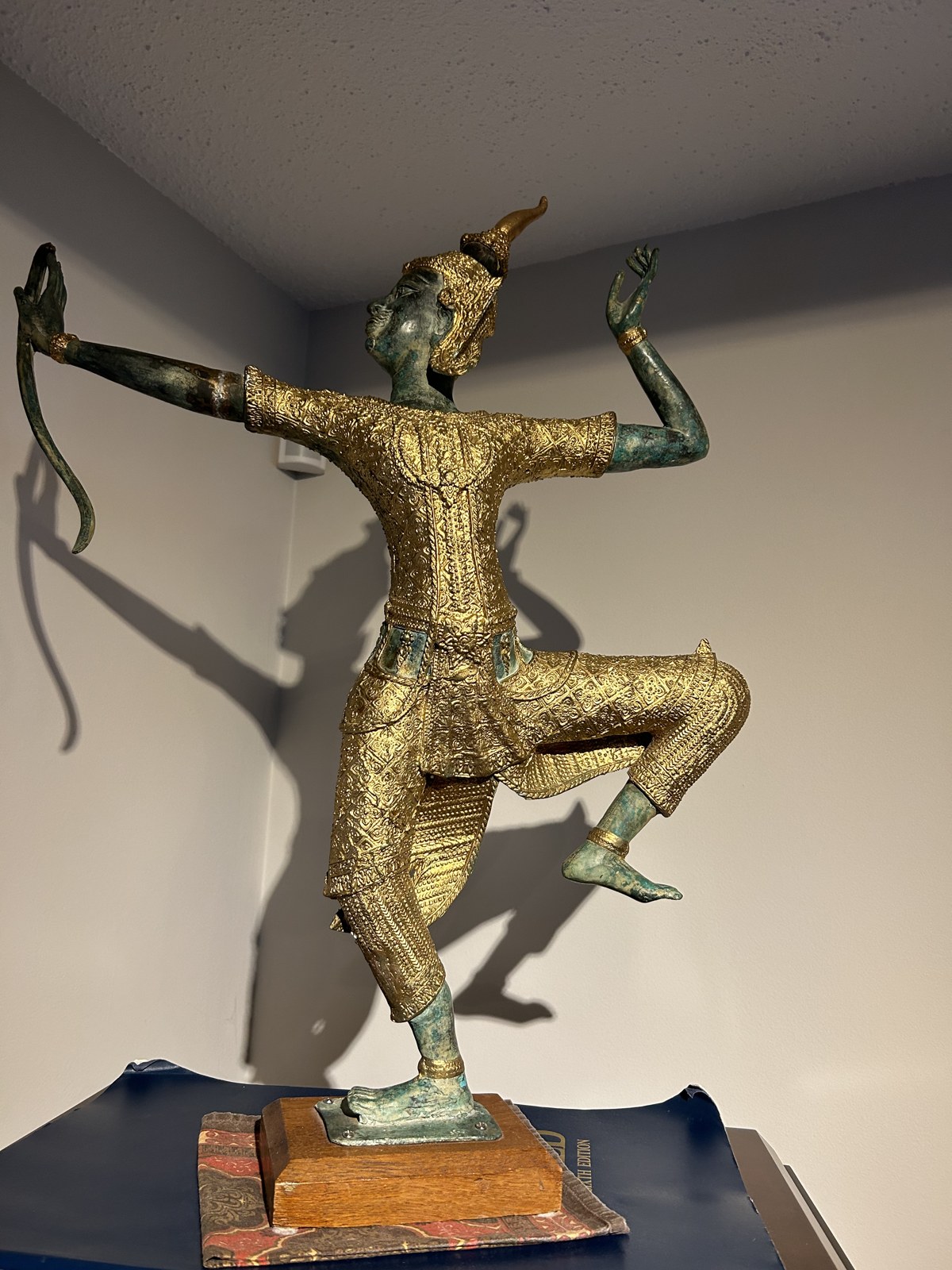 Danseur doré en laiton, style thaï