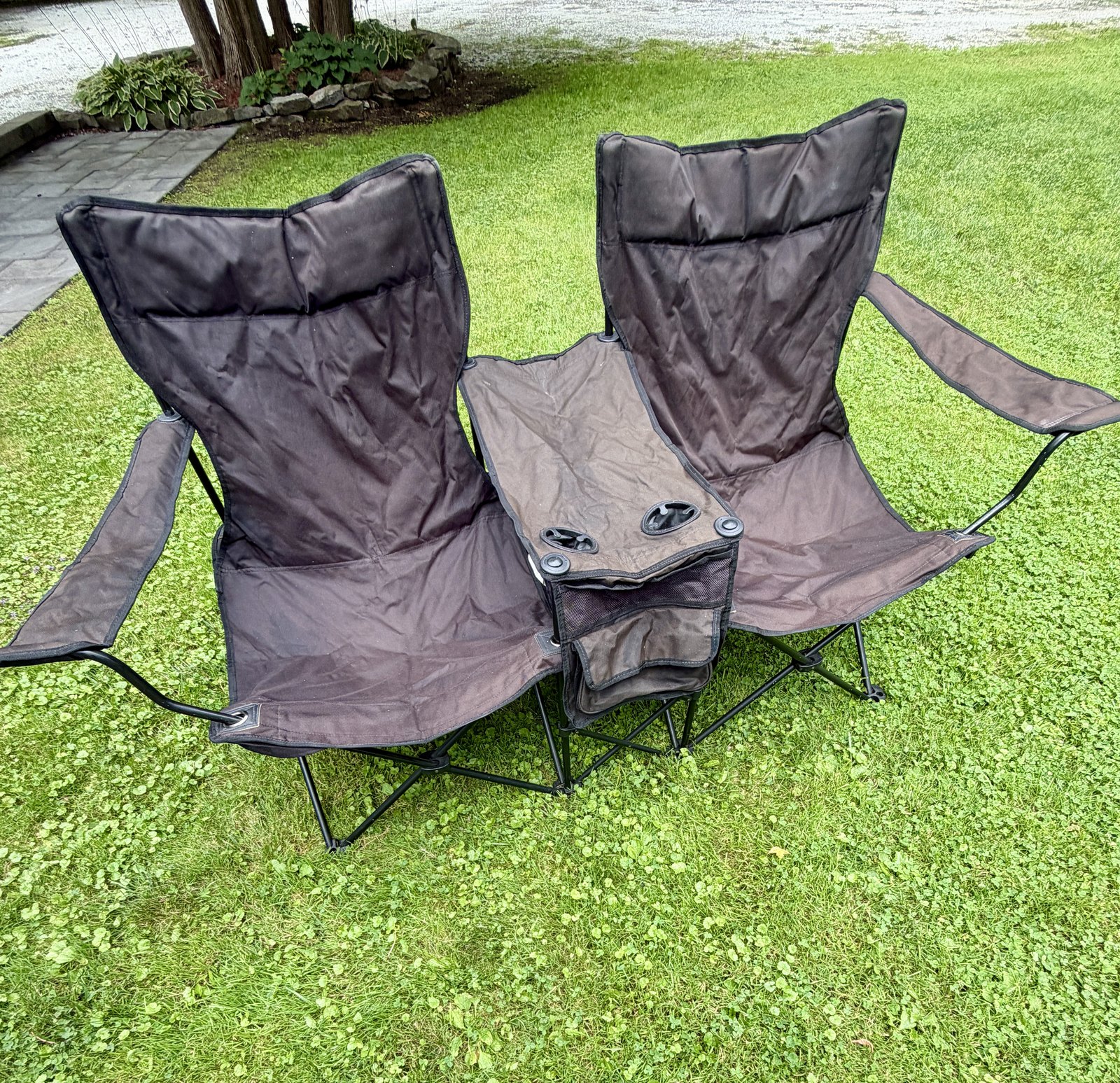 Fauteuil double pliant de camping déployé sur le gazon