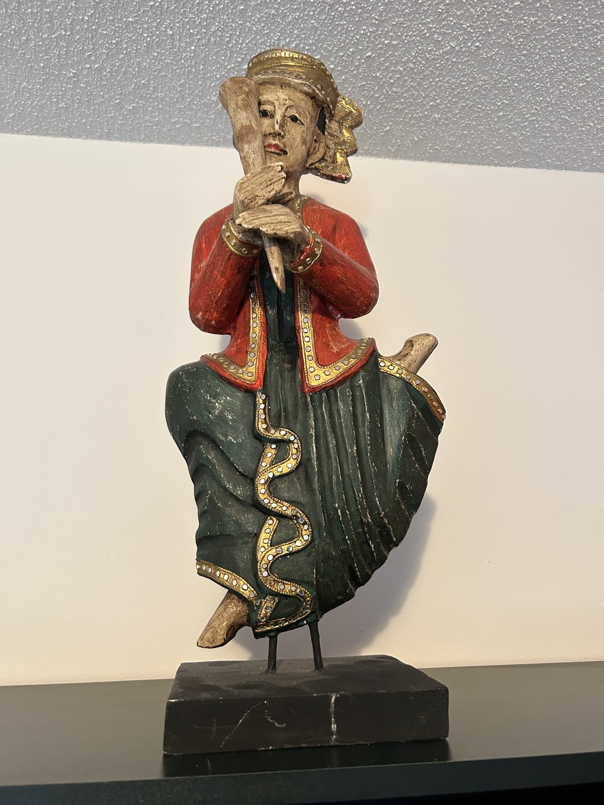 Figure en bois sculpté peint, joueur de flûte