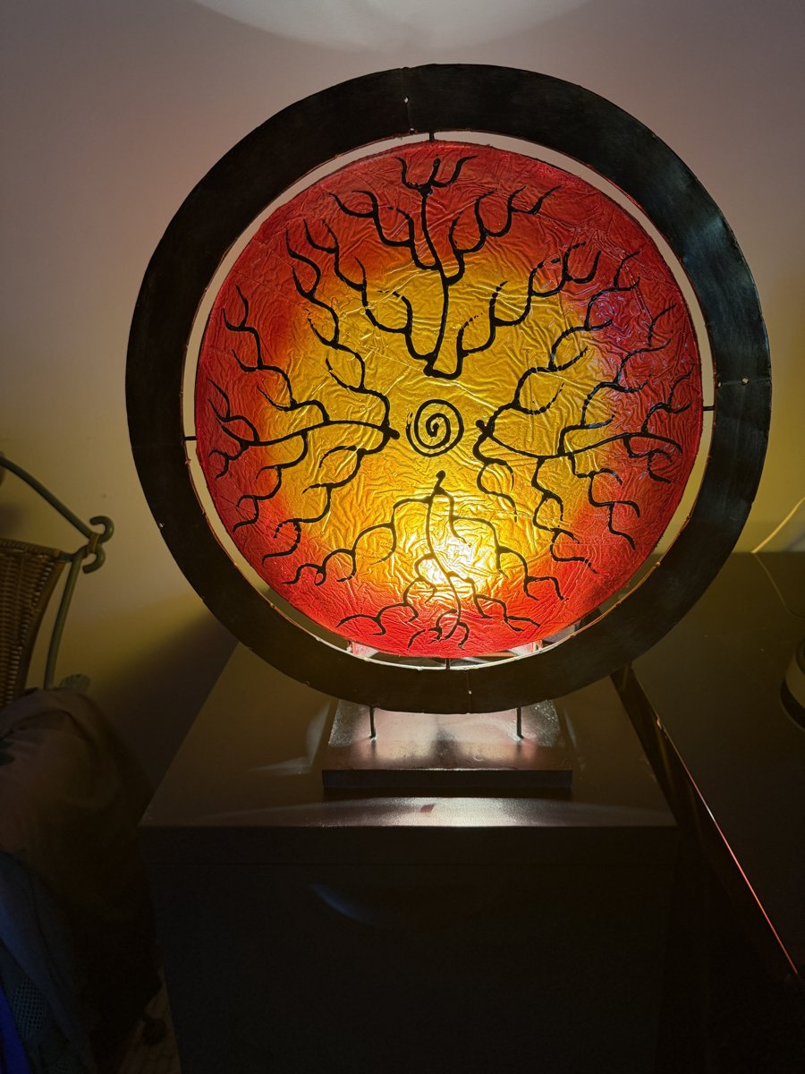 Lampe Soleil balinaise allumée, motifs rouge et or