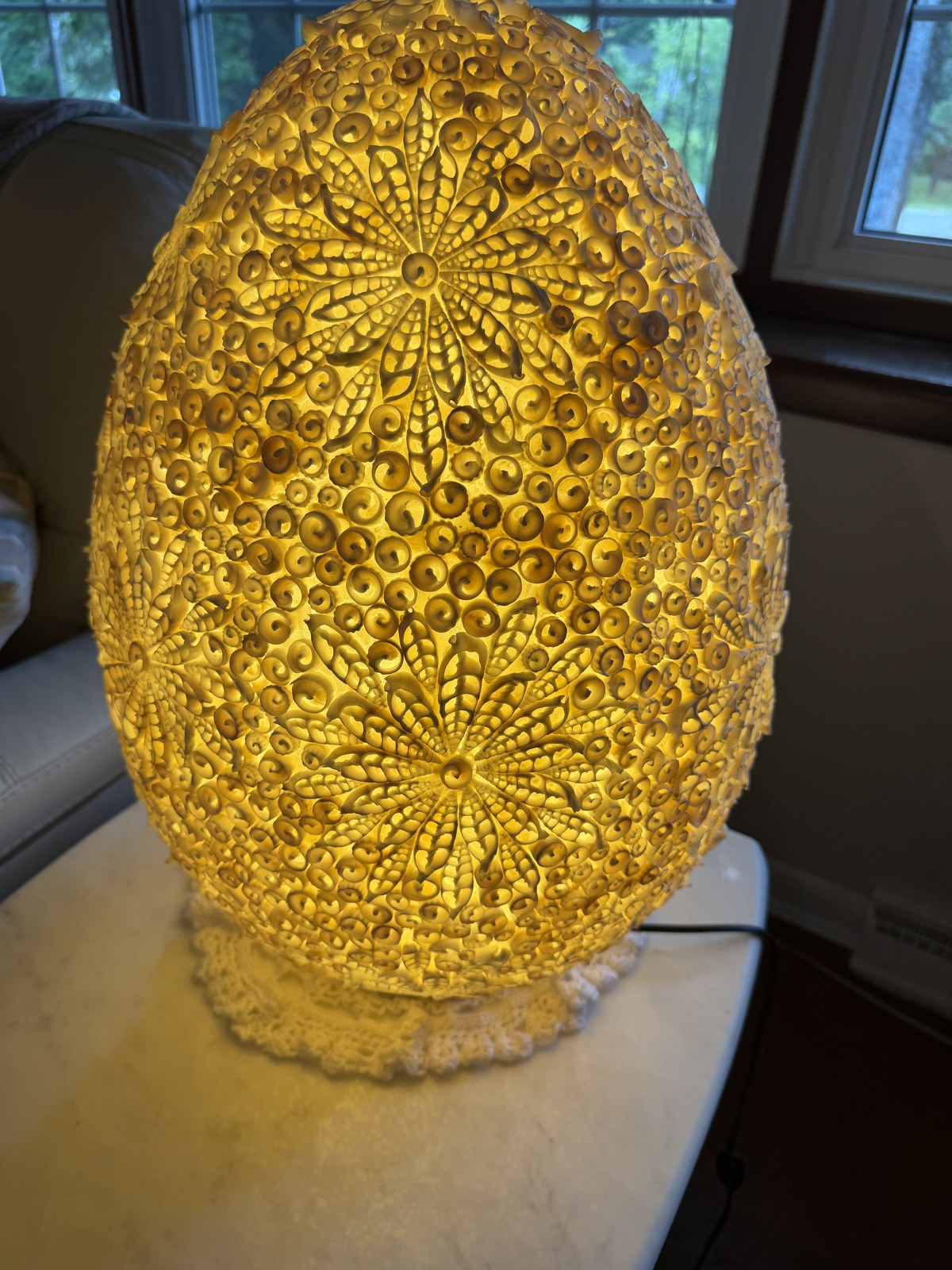 Lampe œuf en coquillages posés à la main, 56 cm, allumée