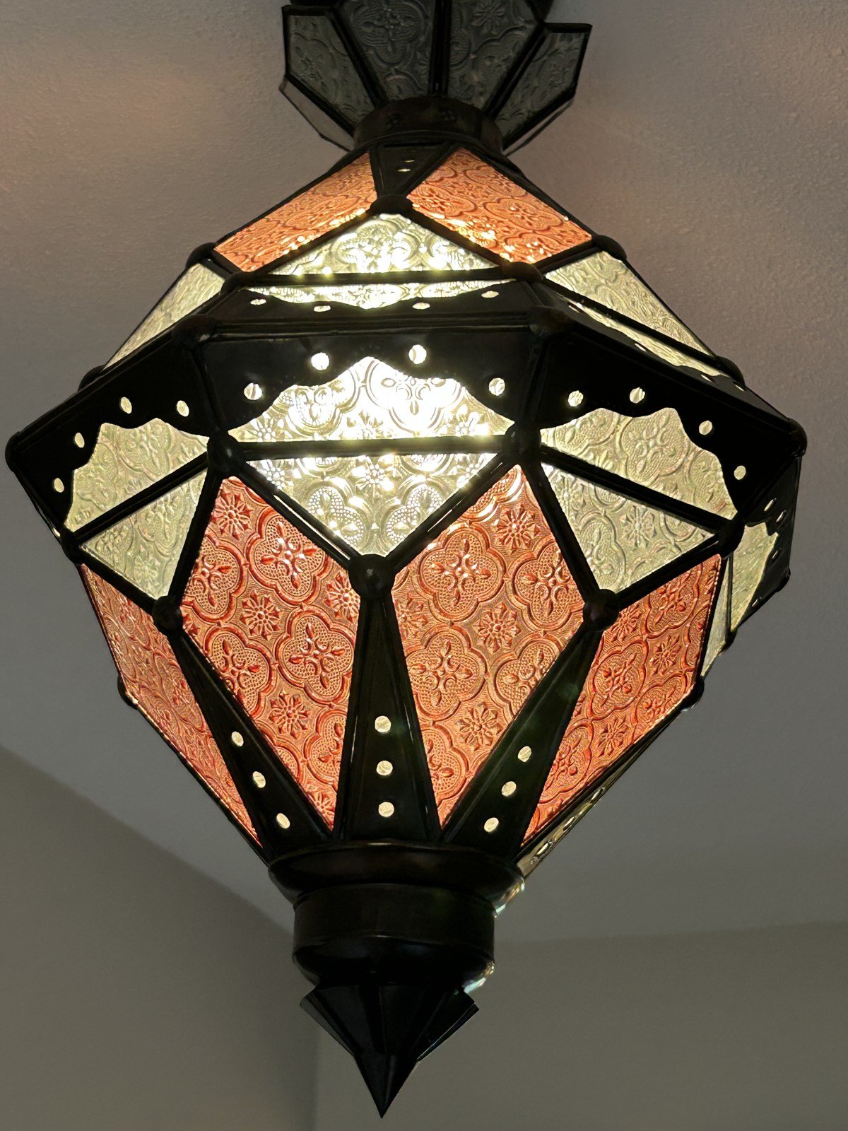 Lampe suspendue en vitrail, losange ambré
