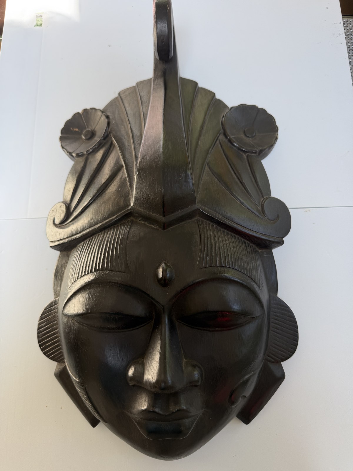 Masque féminin africain en bois d'ébène