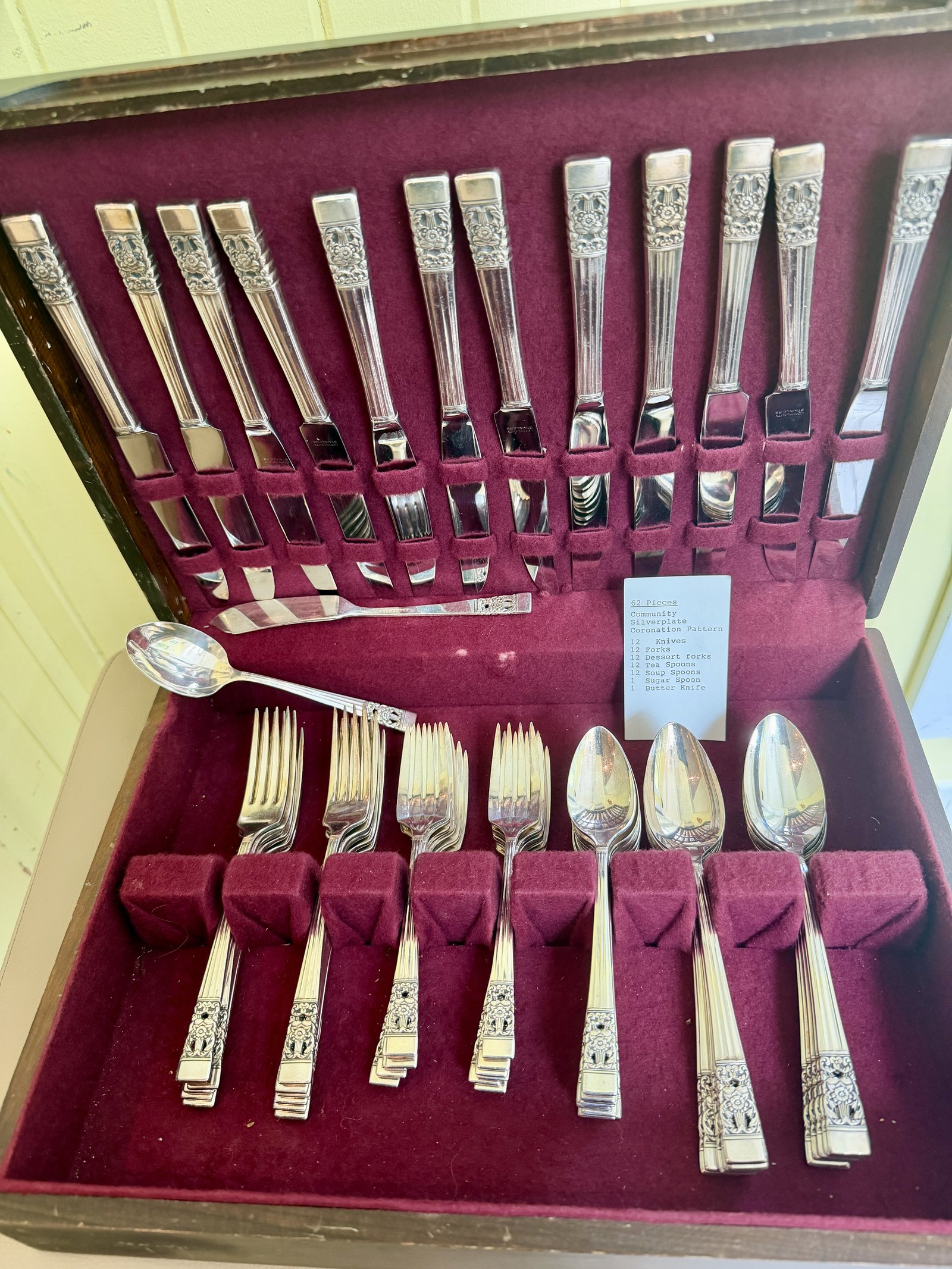 Ménagère Community Coronation, 62 pièces, coffret ouvert doublé de velours bordeaux