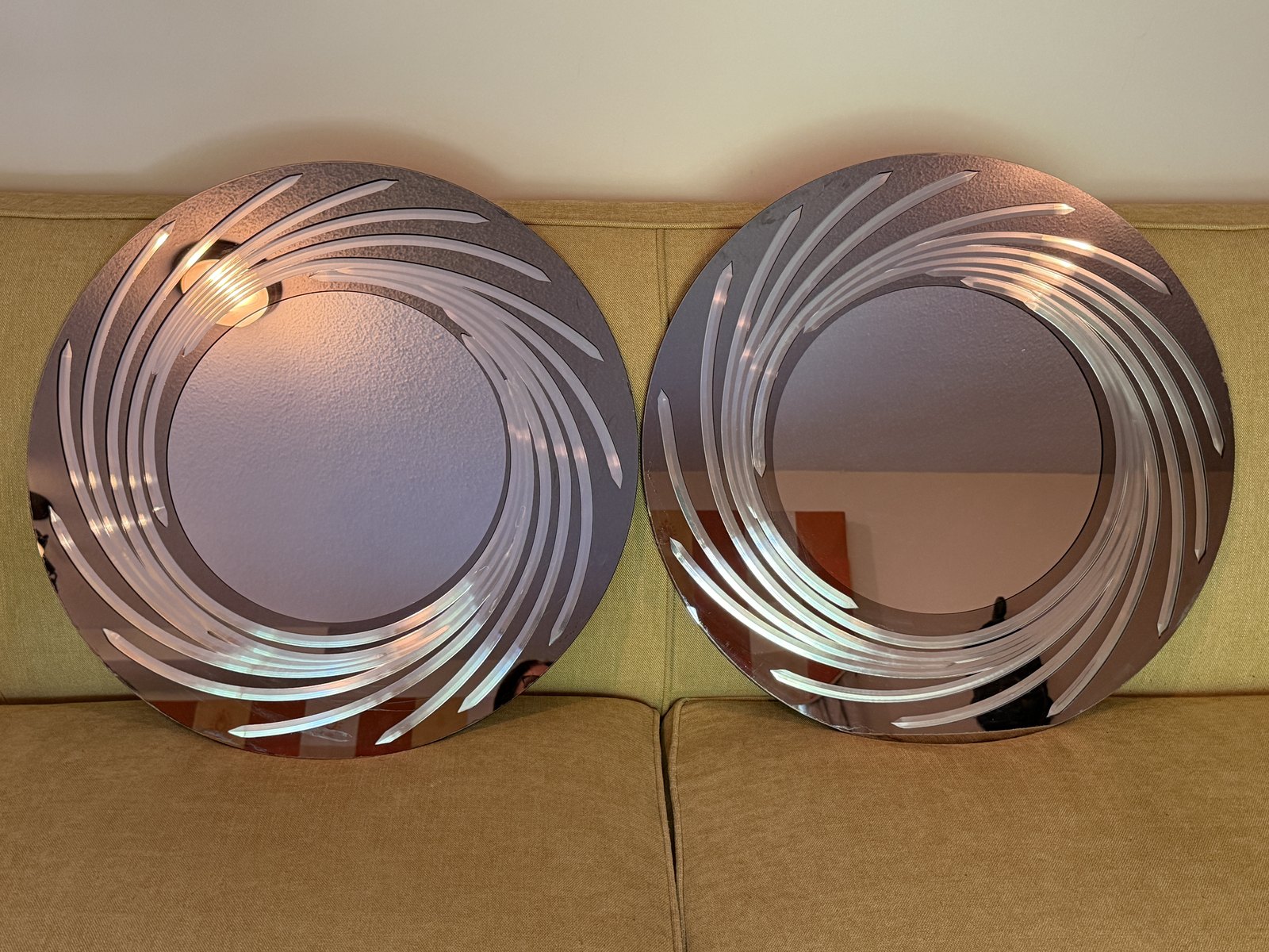 Paire de miroirs ronds à cadre de volutes argentées