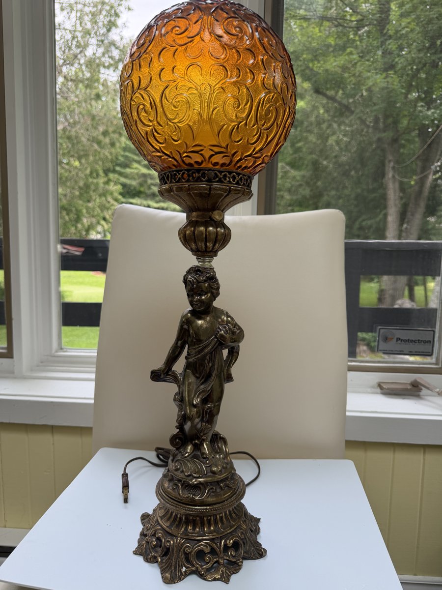 Lampe de table vintage — chérubin et globe de verre ambré