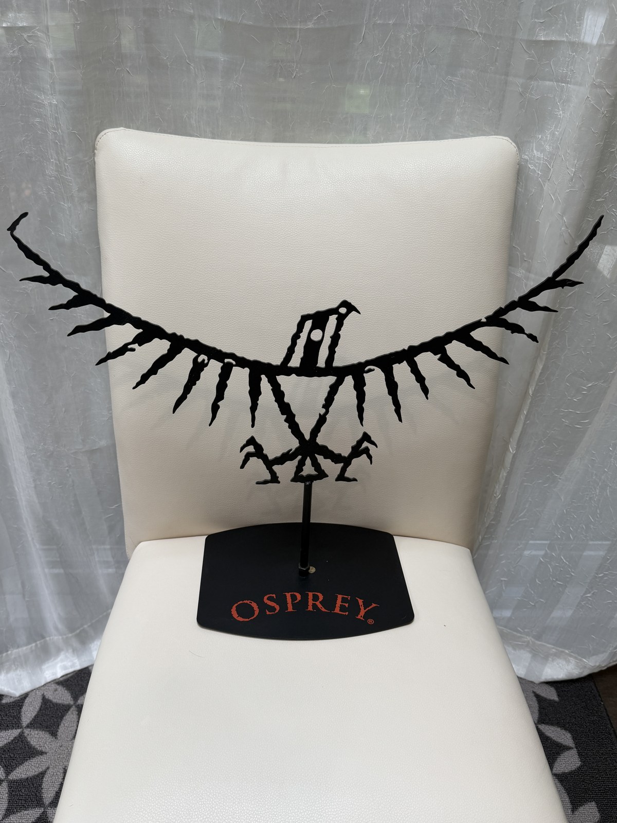 Enseigne Osprey en métal, oiseau stylisé sur socle