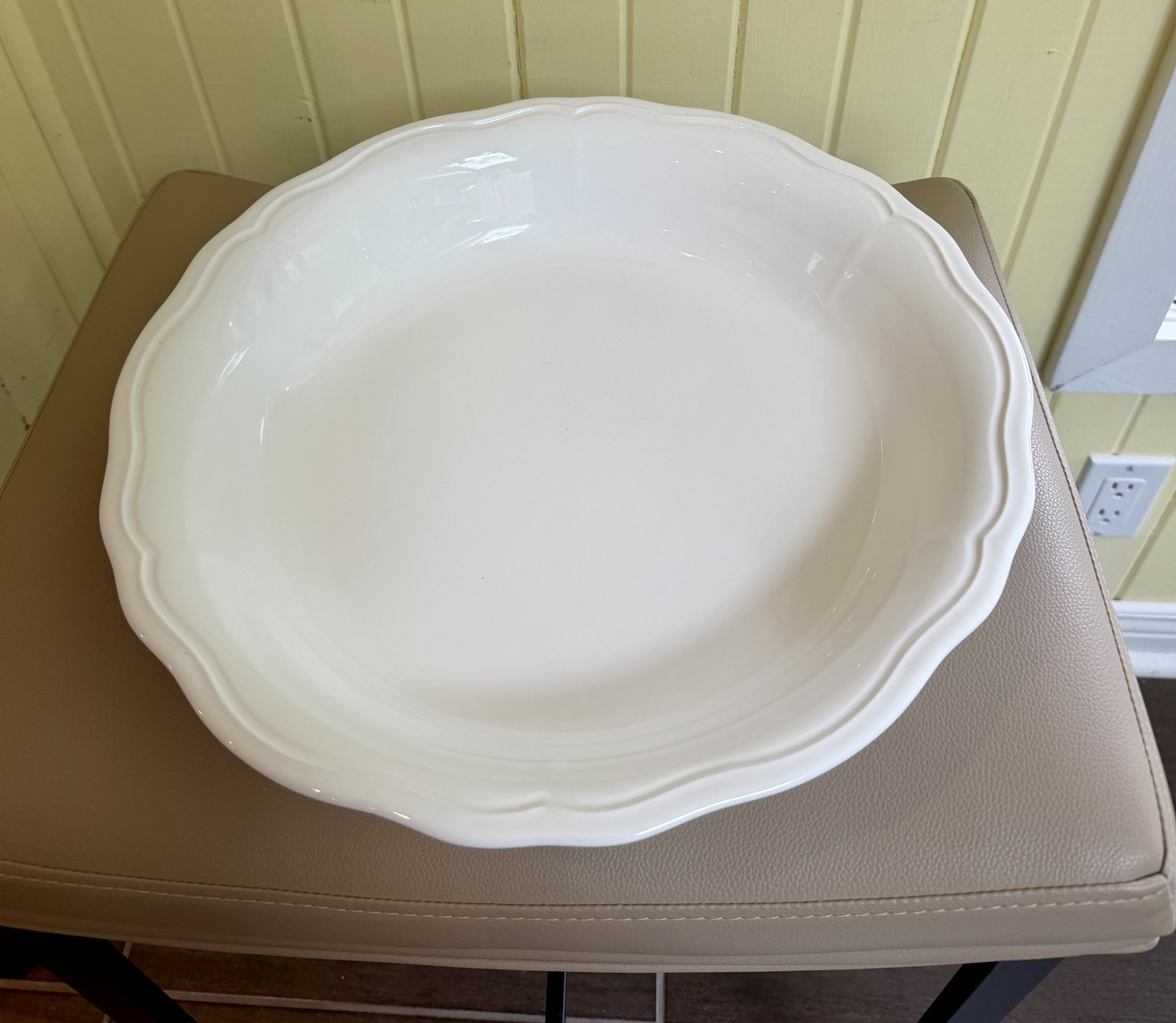 Grand plat de service blanc à bord festonné