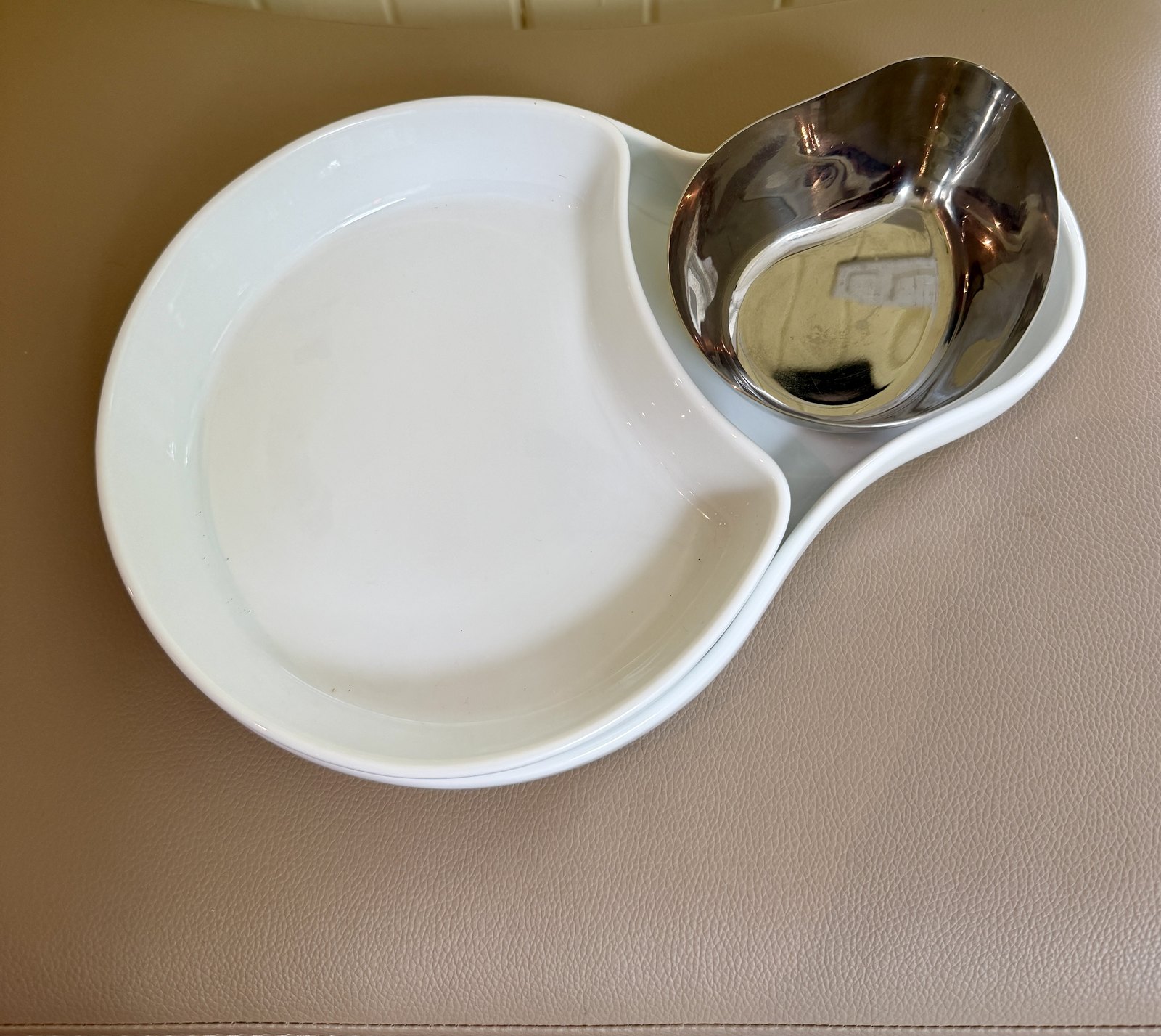 Plat blanc à compartiment avec coupelle inox