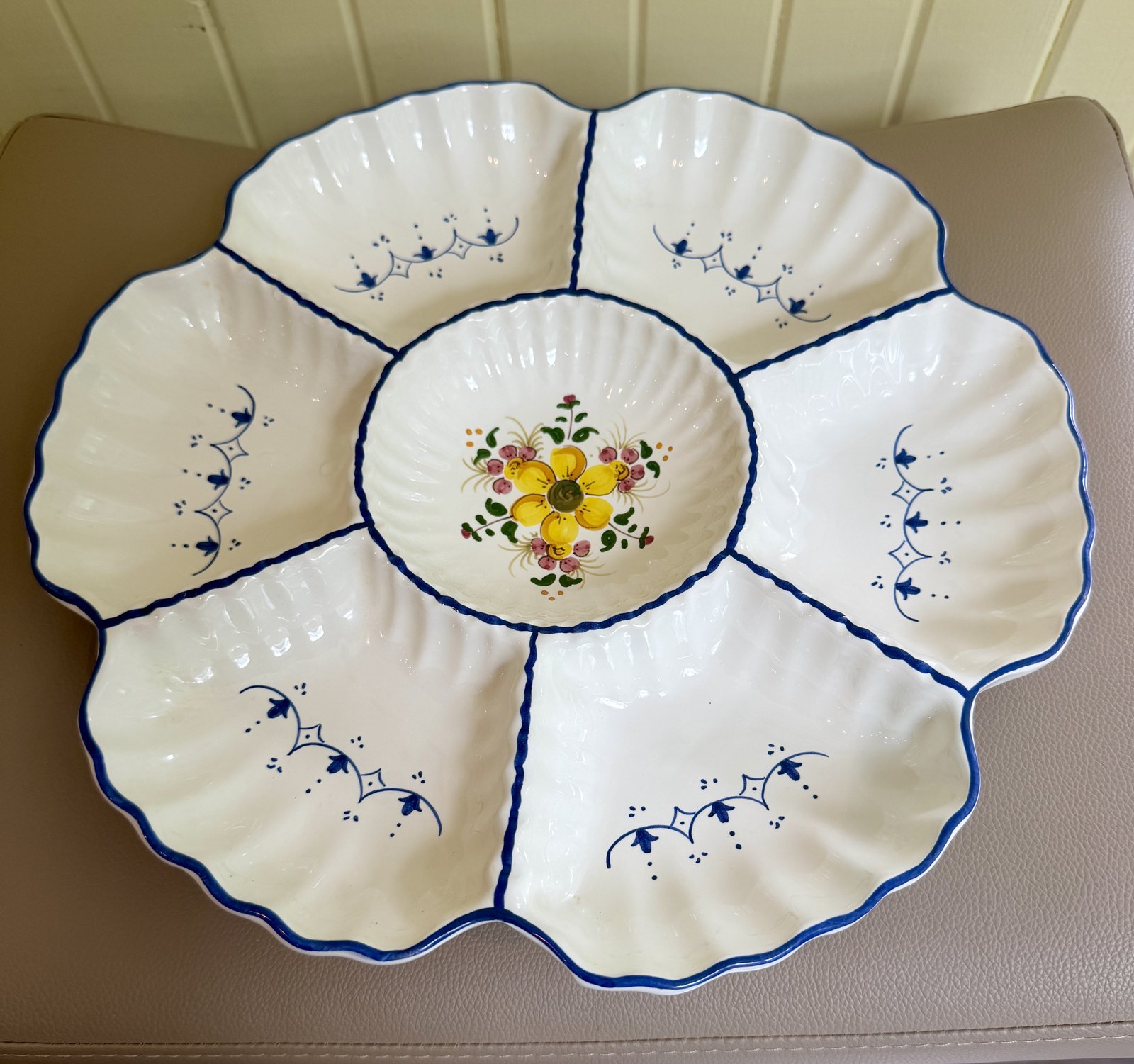 Plat de service en forme de fleur, décor floral bleu et jaune