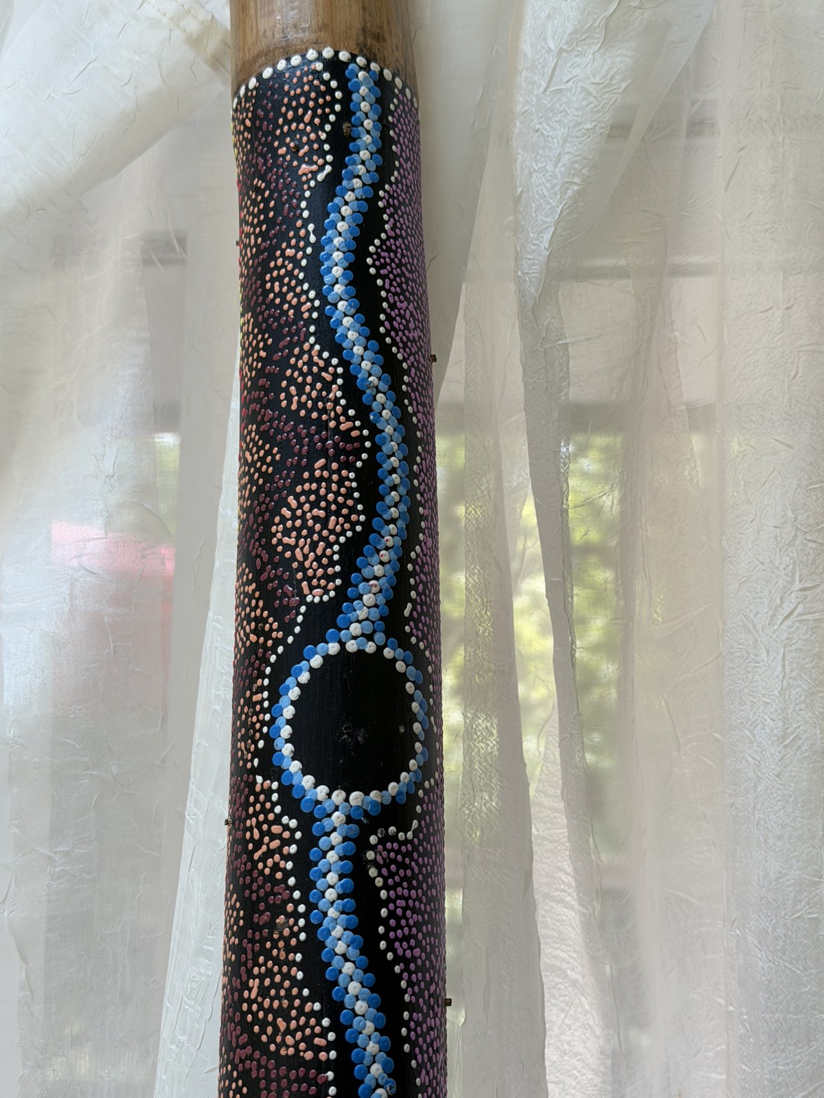 Grand rain stick peint à la main, 1,20 m, motifs pointillés