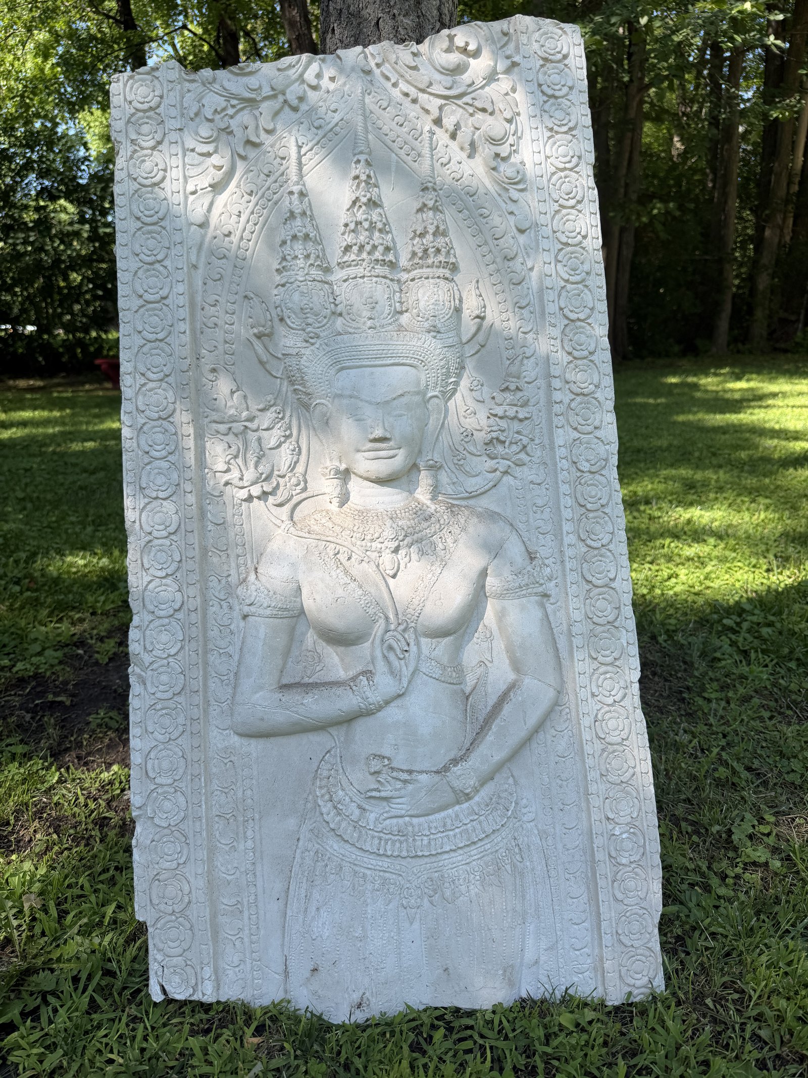 Grand panneau en relief, danseuse céleste apsara en pierre claire sculptée