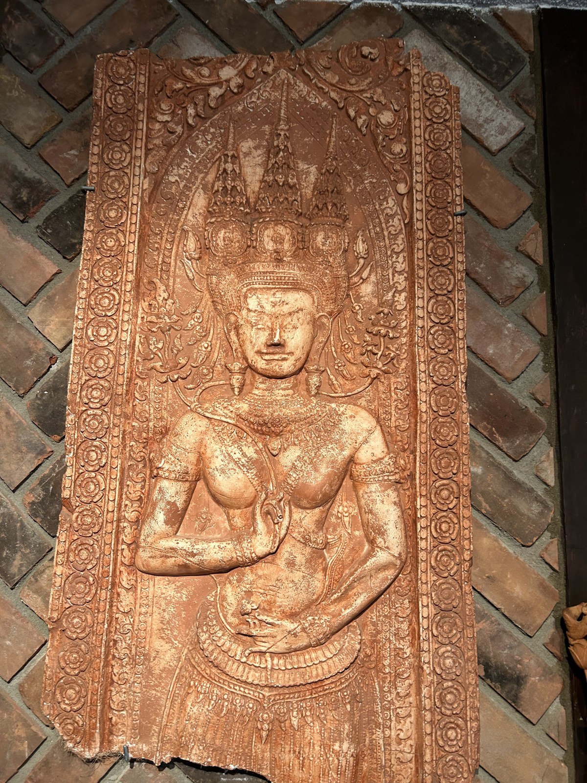 Relief en plâtre moulé, déesse, panneau mural