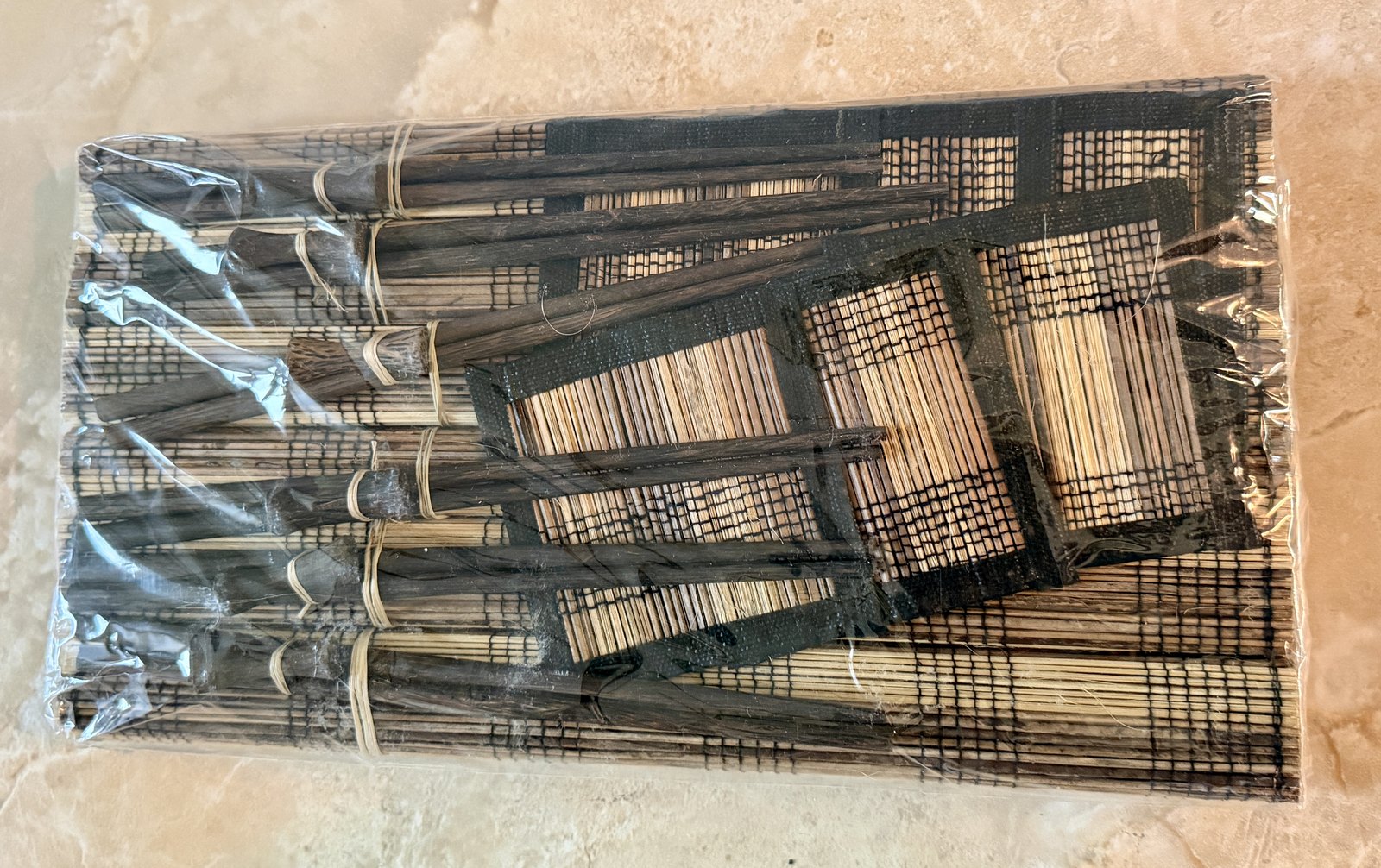 Sets de table en bambou et baguettes sous emballage
