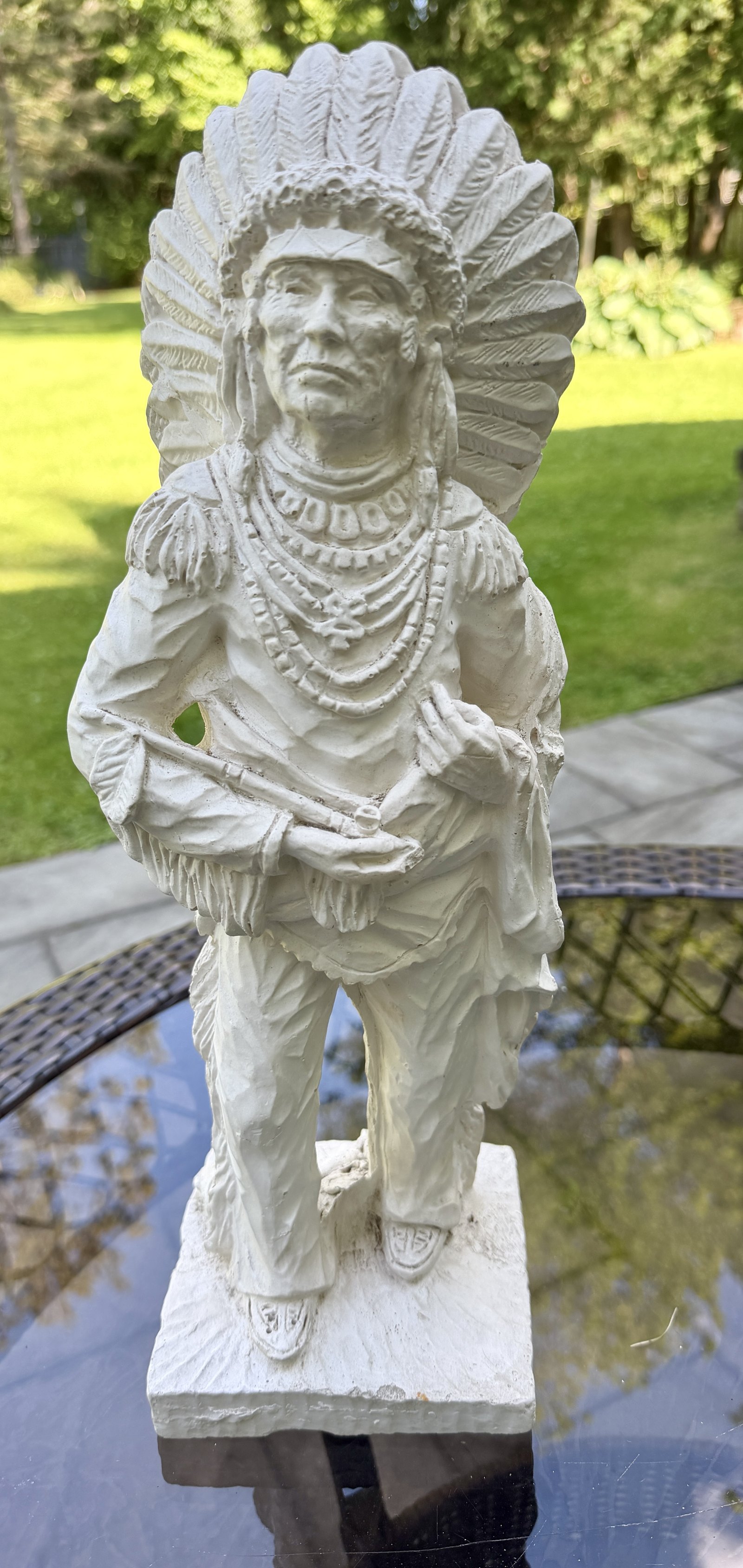Petite statue en plâtre de 39 cm, personnage à coiffe de plumes, vue de face
