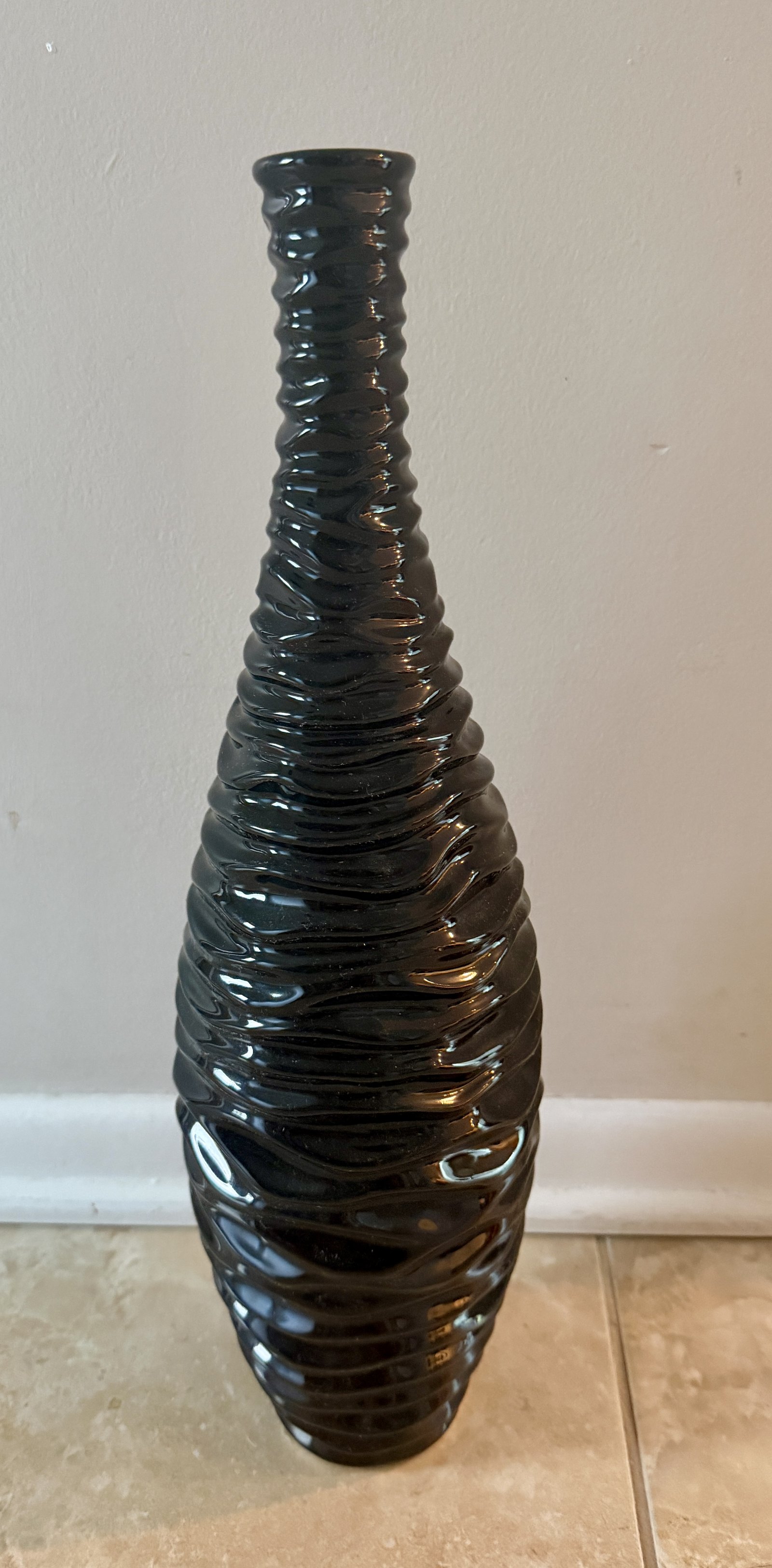 Grand vase noir élancé posé au sol