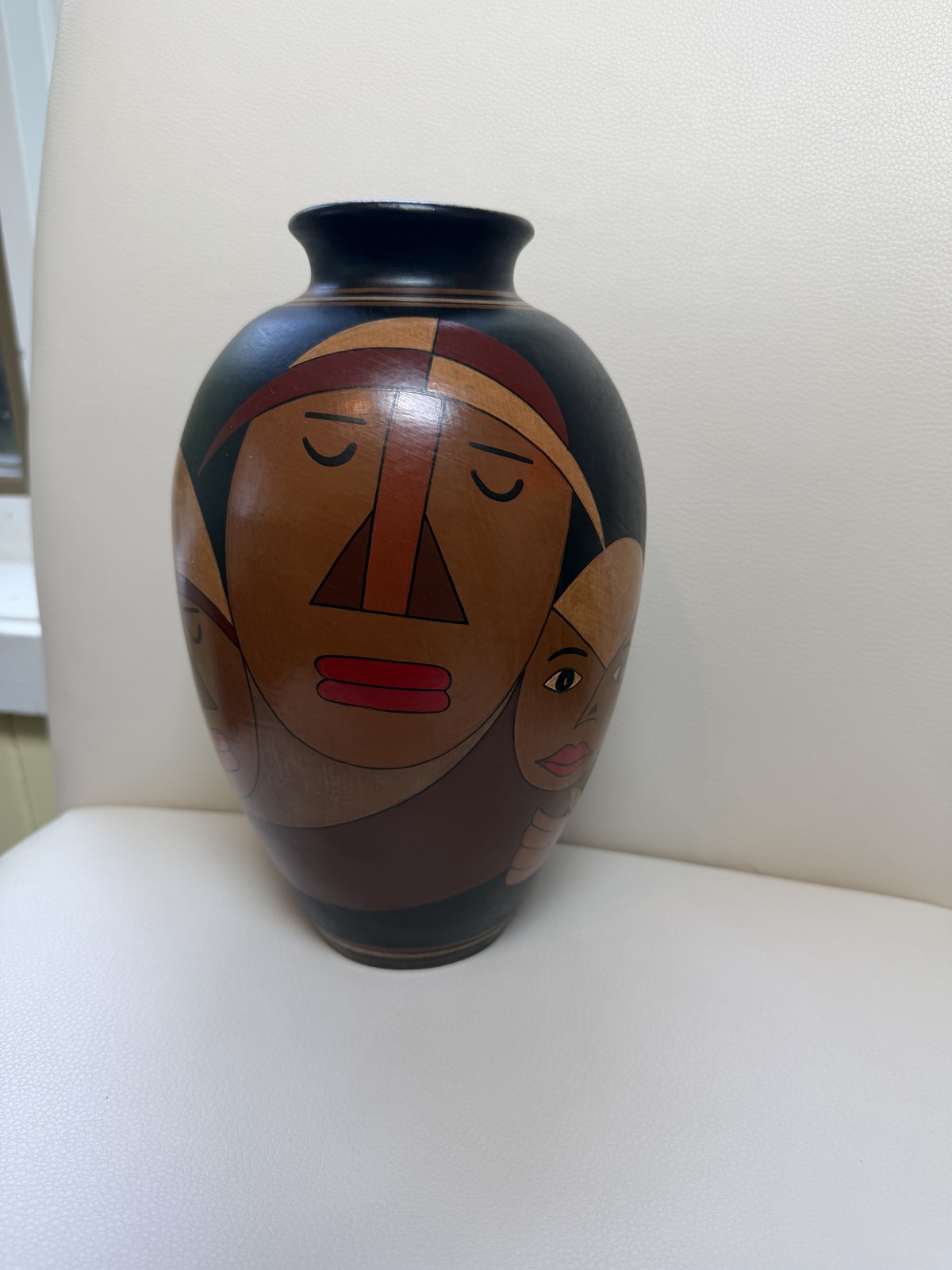 Vase décoratif à visage stylisé, style andin cubiste